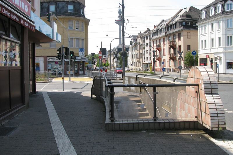 Eschersheimer Landstraße mit U-Bahn im Frankfurter Dornbusch