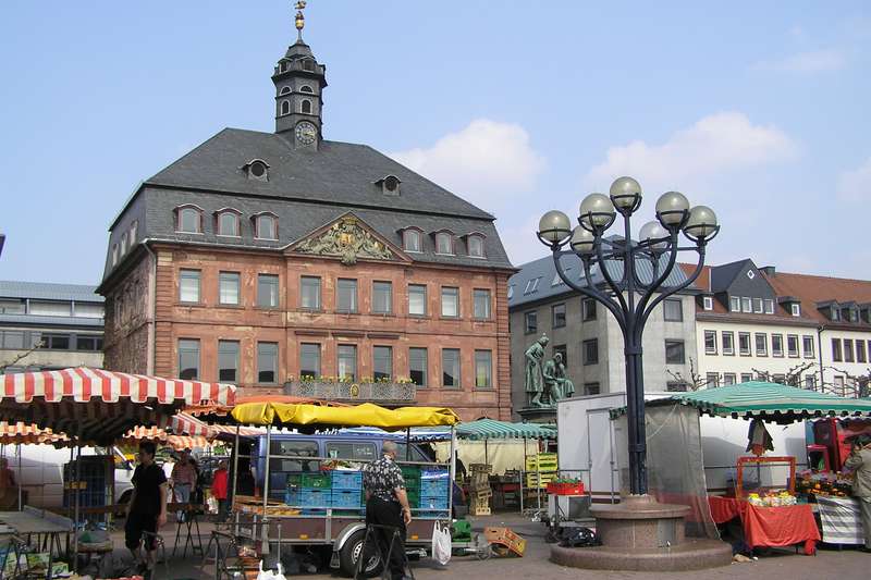 Neustädter Rathaus Marktplatz in Hanau – Lokales Umfeld für Ihren Umzug