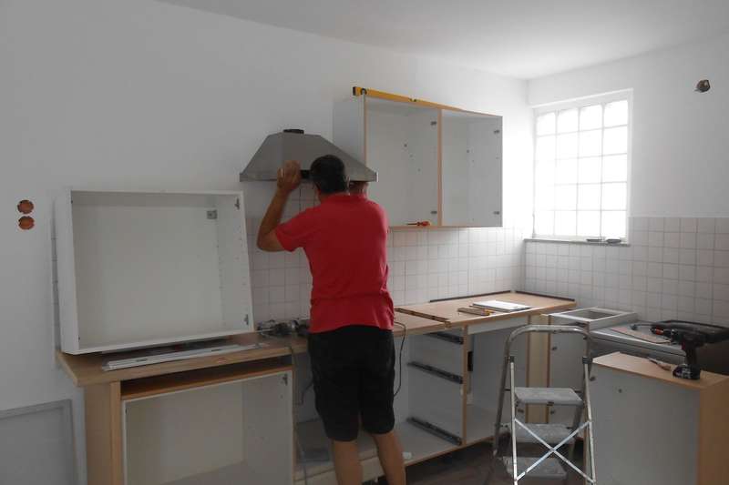 Präziser Aufbau einer Einbauküche