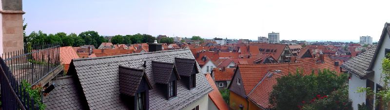 Blick auf die Altstadt von Oberursel mit dem Taunus im Hintergrund