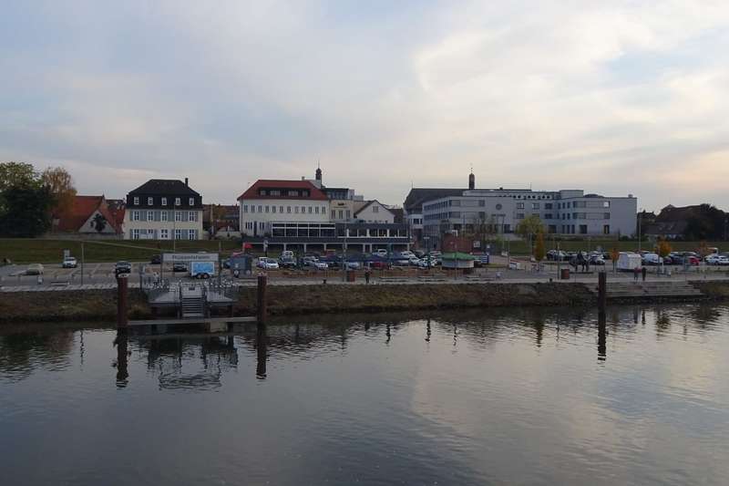 Abendliches Panorama am Mainufer in Rüsselsheim