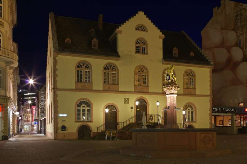 Das alte Rathaus am Marktplatz in Wiesbaden