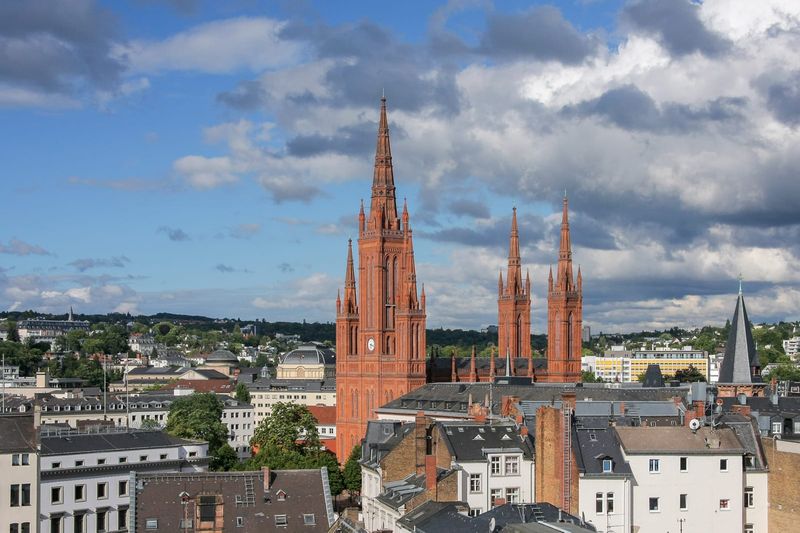 Panorama der Innenstadt von Wiesbaden mit Rathaus und Marktkirche